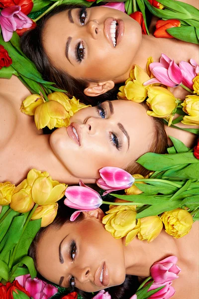 Três mulheres sensuais bonitas com tulipas coloridas — Fotografia de Stock