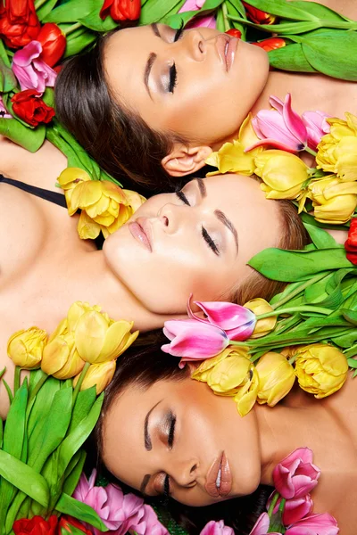 Trzy piękne kobiety zmysłowy z kolorowe tulipany — Zdjęcie stockowe