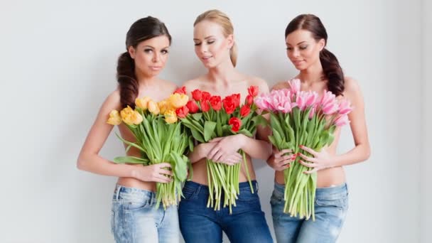 Hermosas mujeres con tulipanes — Vídeos de Stock