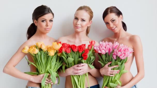 Красивые женщины с весенними тюльпанами — стоковое видео