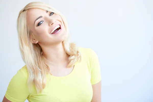 Vivacious young woman laughing at the camera — Stock Photo, Image