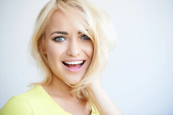 Rire jolie jeune femme blonde — Photo