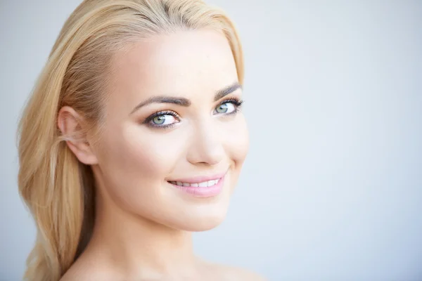 Mulher loira bonita com um sorriso lindo — Fotografia de Stock