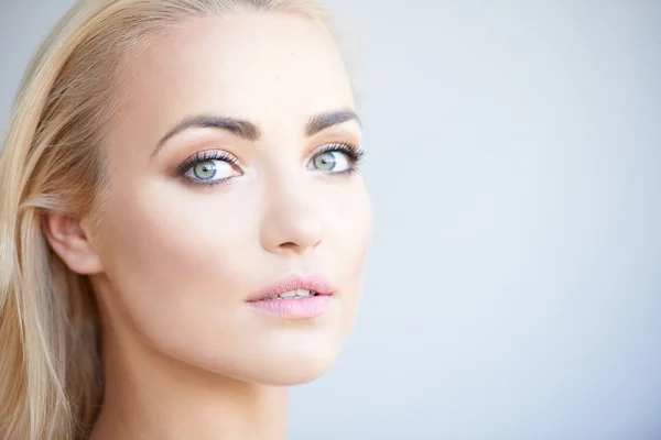 Wunderschöne blonde Frau mit schönen grünen Augen — Stockfoto