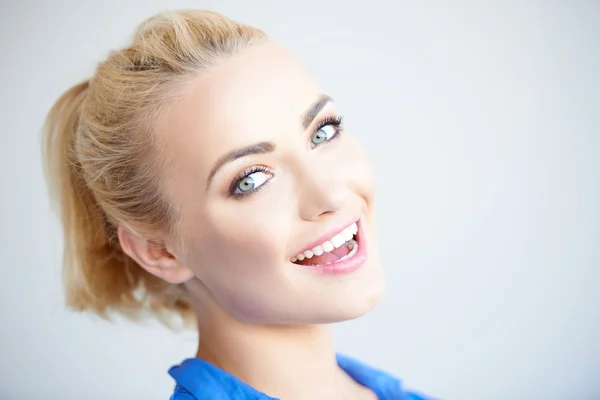 Pretty blond girl laughing at the camera — Stock Photo, Image