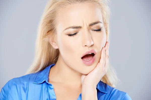 Mujer joven con dolor de muelas — Foto de Stock