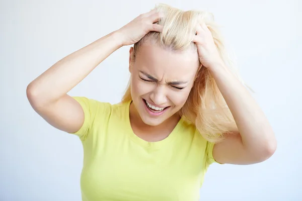 Femme en colère déchirant ses cheveux dans la frustration — Photo