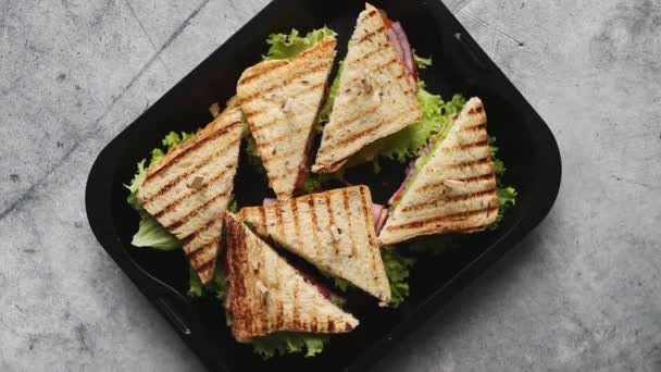 Appetitlich frische gegrillte Club-Sandwiches mit Schinken und Käse — Stockvideo