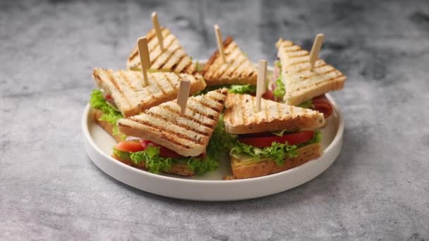 Smaczne i świeże kanapki klubowe serwowane na białym ceramicznym talerzu — Wideo stockowe