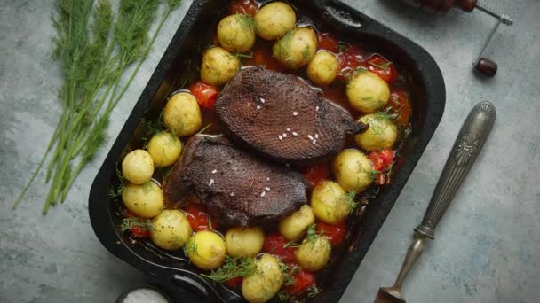 Heerlijke geroosterde ganzenborst geserveerd met groenten, aardappelen. In een metalen ovenschaal geplaatst — Stockvideo