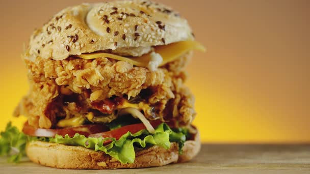 Gebrannte knusprige Chicken Burger mit Cheddar-Käse, Salat, Tomaten und Zwiebeln — Stockvideo