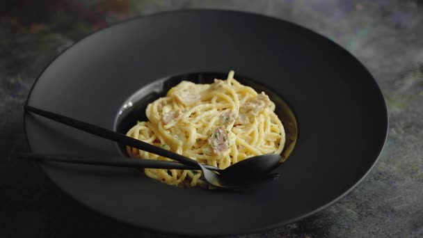 Leckere klassische Carbonara-Spaghetti mit Ei und Parmesan und Kräutern — Stockvideo
