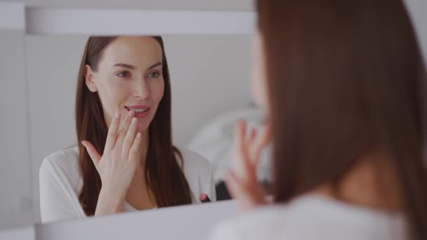 Весела жінка наносить втрату губ вранці — стокове відео