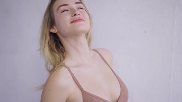 속옷 차림으로 웃으며 카메라 앞에서 웃고 있는 날씬 한 여자 — 비디오