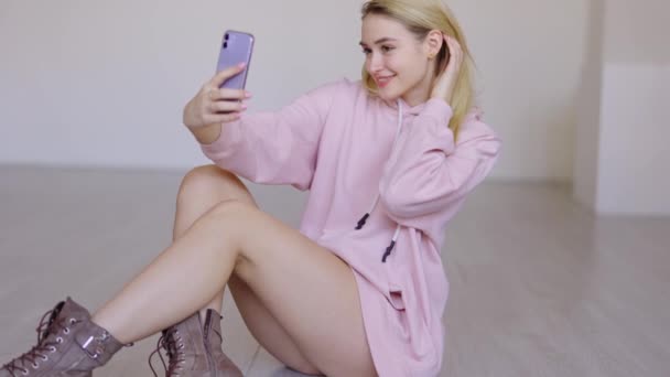 Moda joven hembra tomando selfie en el suelo — Vídeos de Stock