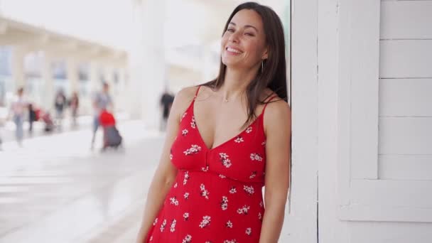 Веселая латиноамериканка в модном платье, стоящая на улице — стоковое видео