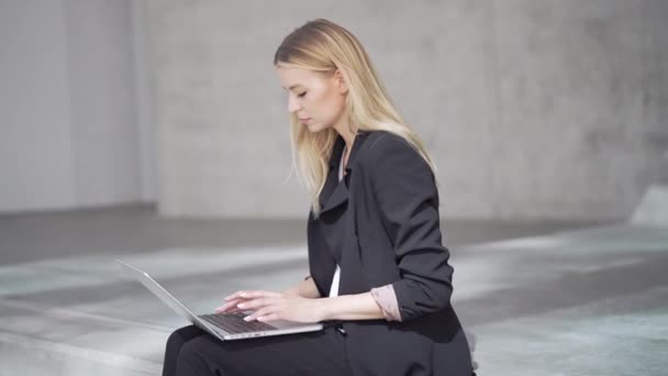 Focused businesswoman working on laptop — Stock Video