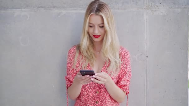 Glada ung kvinna som använder smartphone — Stockvideo