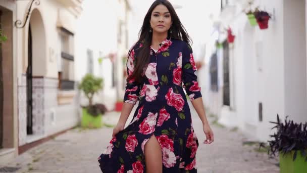 Стильная этническая женщина в модном платье на улице — стоковое видео