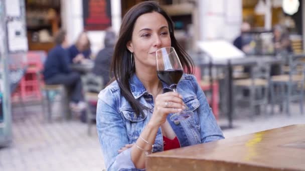 Bir bardak şarap ile olgun kadın — Stok video