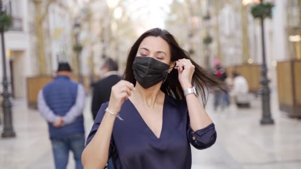 Αργή κίνηση μιας όμορφης ισπανόφωνης μεσήλικας γυναίκας που βγάζει τη μάσκα — Αρχείο Βίντεο