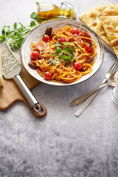 Spaghetti with spicy sausages, tomato sauce, parmesan cheese — Photo