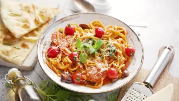 Espaguetis con queso parmesano, tomates cherry y salchichas picantes — Vídeo de stock