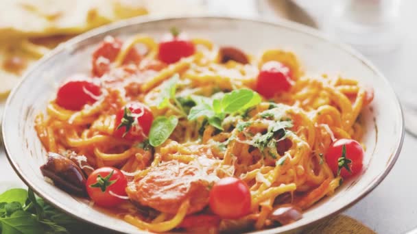 Comida italiana: deliciosa pasta casera con salchicha picante, salsa de tomate — Vídeo de stock