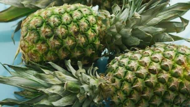 Halves of unpeeled pineapples on the table — Stock Video