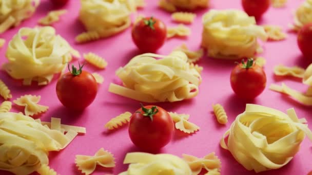 Pâtes alimentaires non cuites aux tomates fraîches — Video