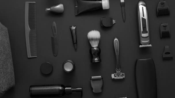 Férfi szépség és egészség koncepció. Különböző borotválkozás és bauty care tartozékok elhelyezett fekete alapon — Stock videók