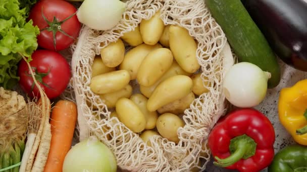 Sebzeler yeniden kullanılabilir ağ torbalarında beyaz çizilmiş arka plan, üst manzara. Sıfır atık ve eko — Stok video
