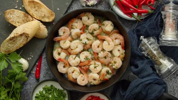 Lekkere garnalenstaarten gebakken in boter met, knoflook, peterselie, witte wijn chili. Met verschillende ingrediënten — Stockvideo