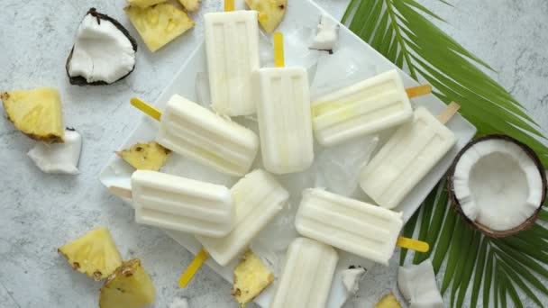 Es loli musim panas pada tongkat. Rasa Pinacolada. Dibuat dengan nanas, susu, rum. Camilan vegan — Stok Video