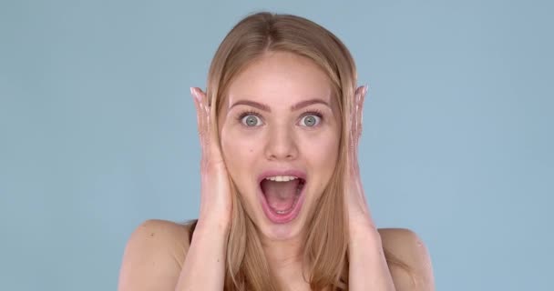 Oj då. Närbild porträtt ung kvinna vacker flicka med långt blont hår ser upphetsad — Stockvideo