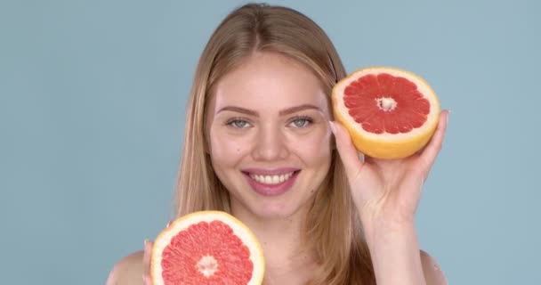Zpomalení videa krásné šťastné usmívající se mladé blondýny s grapefruit půlky — Stock video
