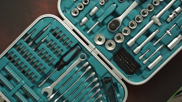 Conjunto de ferramentas profissionais embalado no estojo duro. Chaves, Bits de chave de fenda, Tomadas de acionamento — Vídeo de Stock