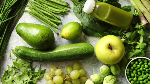 Verduras orgânicas antioxidantes verdes, frutas e ervas colocadas em pedra cinzenta — Vídeo de Stock