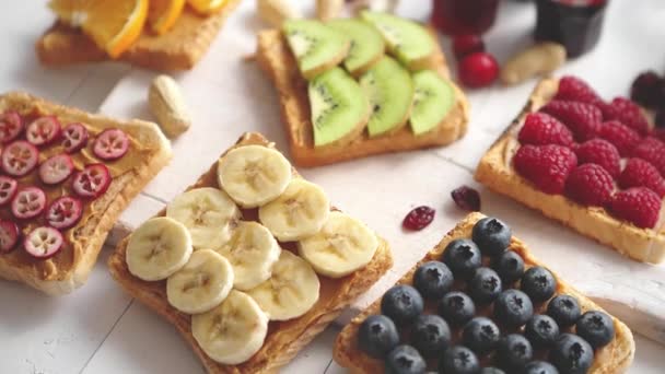 Ассортимент здоровых тостов на завтрак — стоковое видео