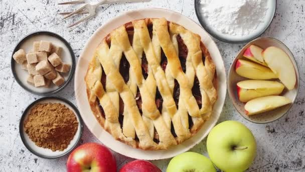 Свежая выпечка вкусный домашний яблочный пирог с ингредиентами на стороне — стоковое видео