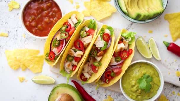 Smaklig mexikansk kött tacos serveras med olika grönsaker och salsa — Stockvideo