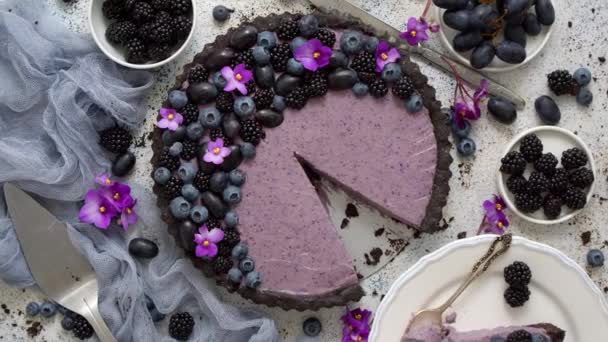 Bord met zelfgemaakt stukje heerlijke bosbessen, bramen en druiventaart of taart geserveerd op tafel — Stockvideo