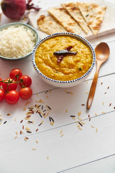 Indiase populaire gerechten Dal fry of traditionele Dal Tadka Curry geserveerd in kom — Stockfoto