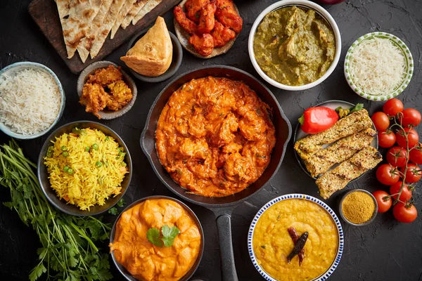 Ассортимент различных видов индийской кухни на темном ржавом столе — стоковое фото