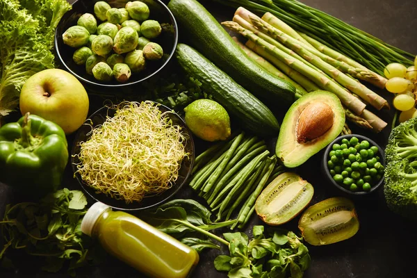 Groene gezonde voeding samenstelling met avocado, broccoli, appel, smoothie... — Stockfoto