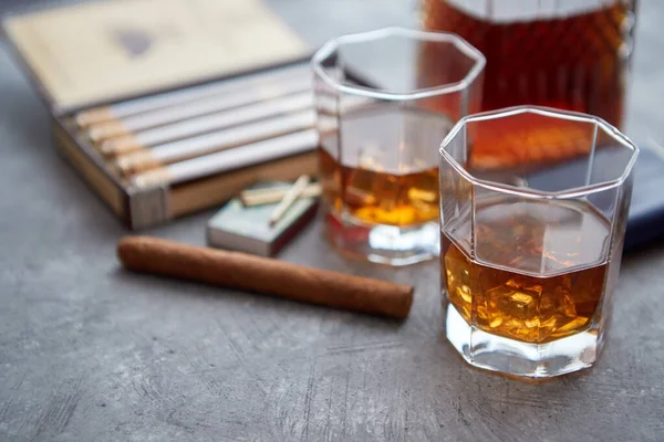 Karafka whisky lub brandy, szklanki i pudełko najwspanialszych kubańskich cygar — Zdjęcie stockowe