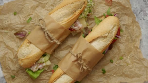 Sandwichs maison savoureux Baguettes avec divers ingrédients sains. Petit déjeuner à emporter concept — Video