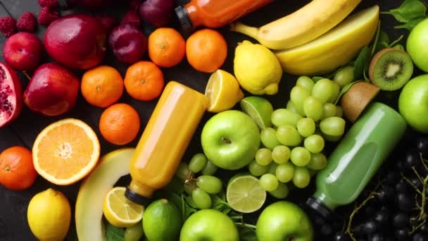 Concept d'alimentation saine. Divers fruits, légumes et jus mélangés formés dans l'arc-en-ciel — Video