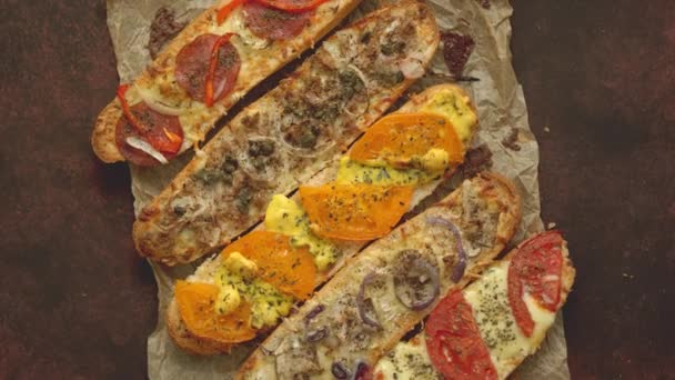 Pane tostato fresco al forno con verdure, formaggio fuso — Video Stock