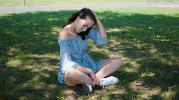 Retrato Mujer Morena Atractiva Vestido Azul Sentado Parque Hierba Día — Vídeos de Stock